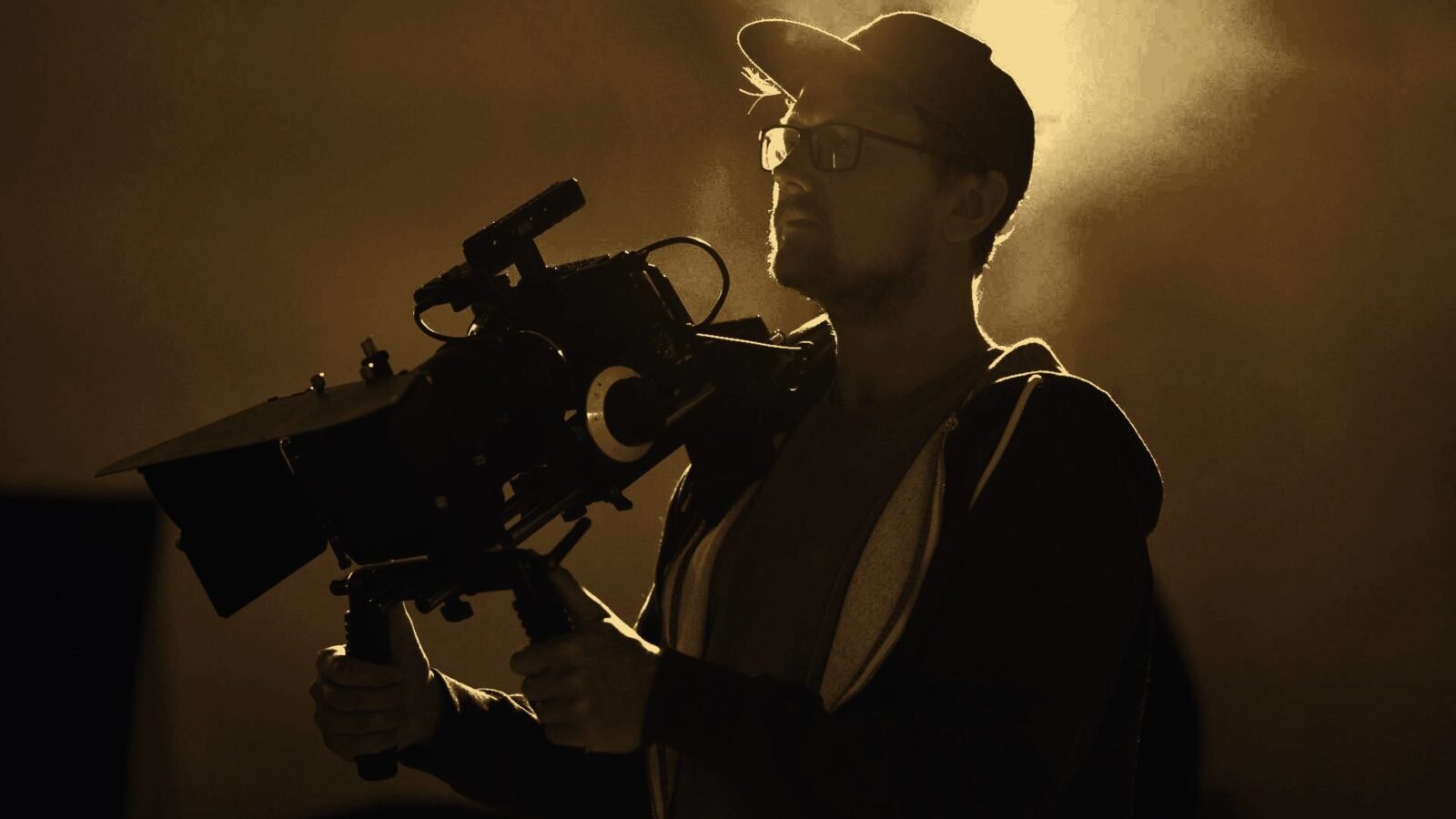 Cadreur avec caméra de cinéma à l'épaule