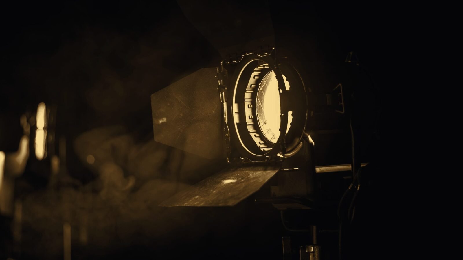 Projecteur de cinéma dans la fumée sur un plateau de tournage