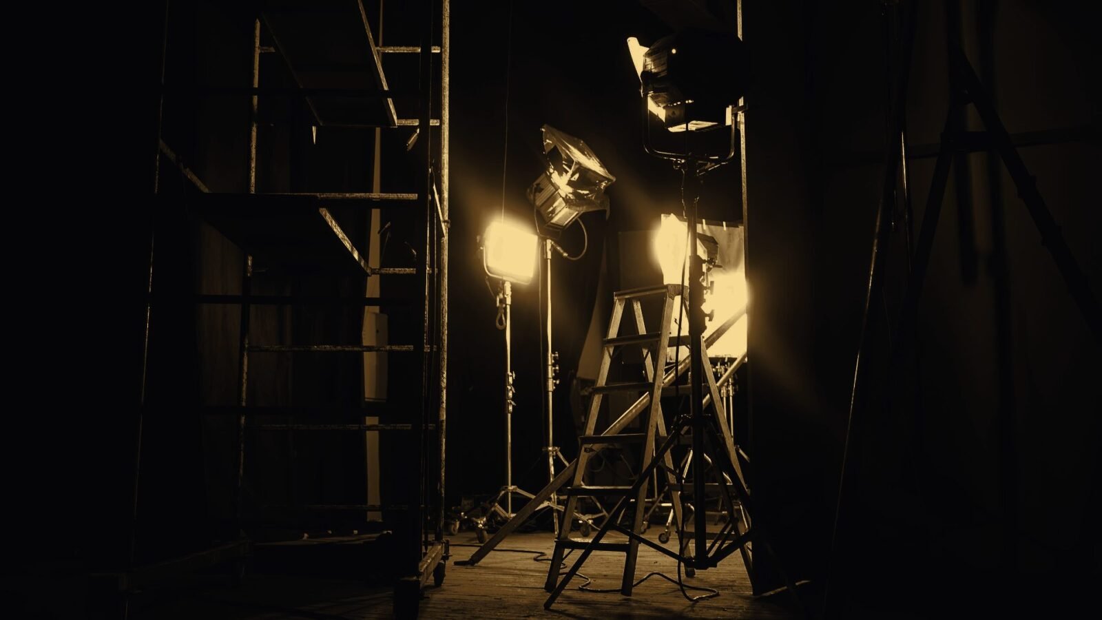 Éclairages de plateau installés pour un tournage