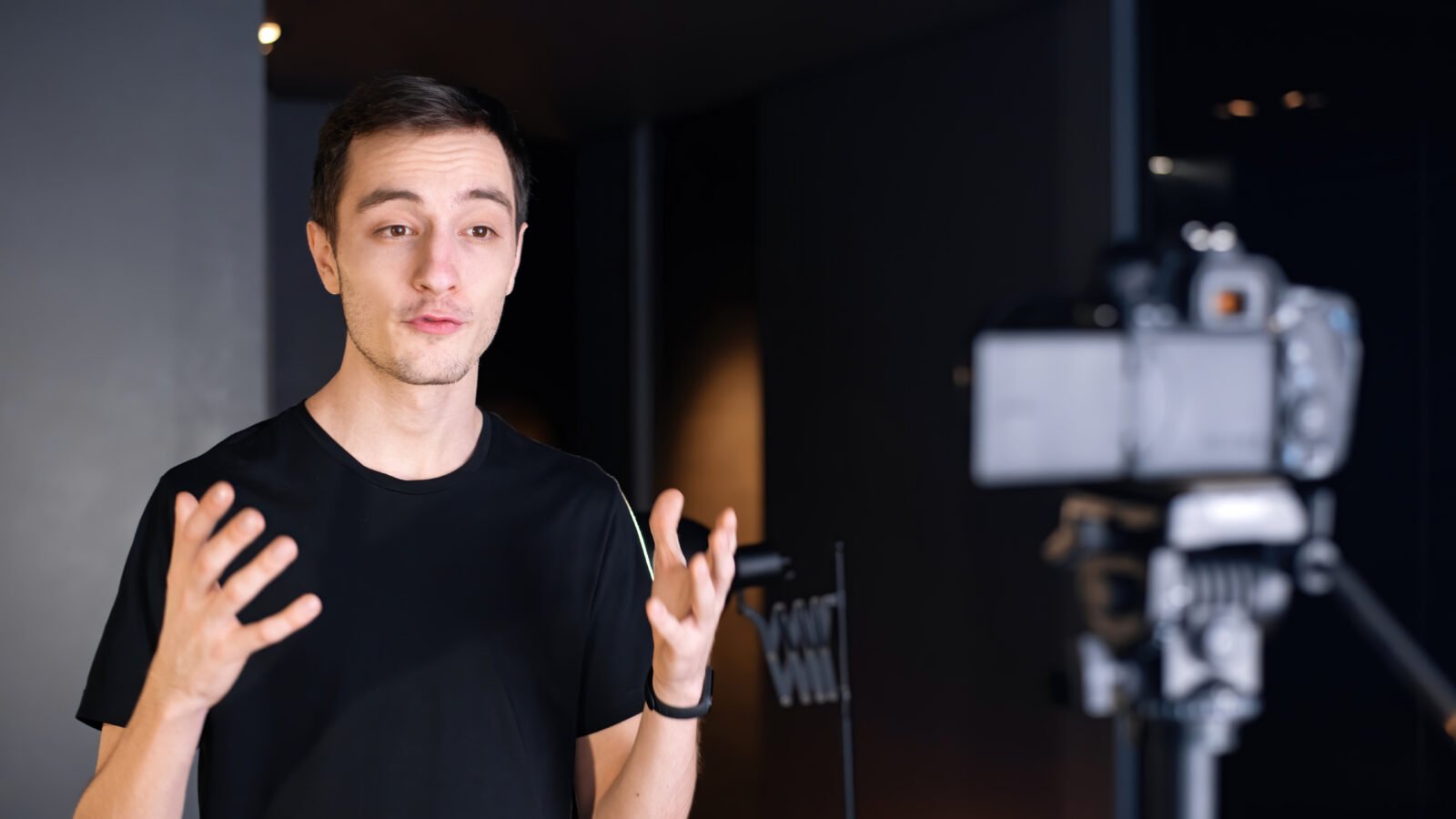 Créateur de contenu face caméra